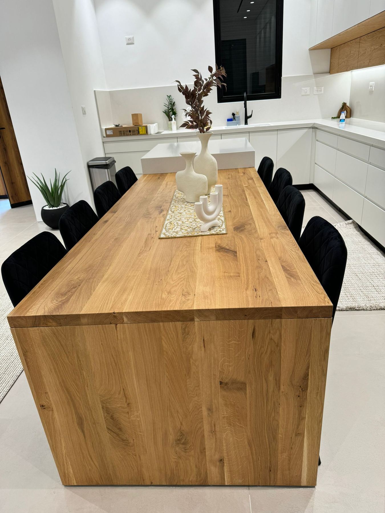 שולחן אוכל מעץ אגוז לצד מטבח בחיפוי שיש